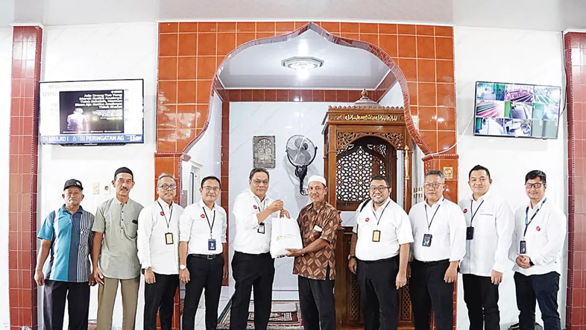 Pemimpin Wilayah PT Pegadaian Kantor Wilayah Pekanbaru Agus Riyadi dan jajaran menyerahkan bantuan untuk masjid di wilayah kerja sebagai realisasi program ESG Pegadaian Kanwil Pekanbaru, baru-baru ini. (Pegadaian Pekanbaru untuk Riau Pos)