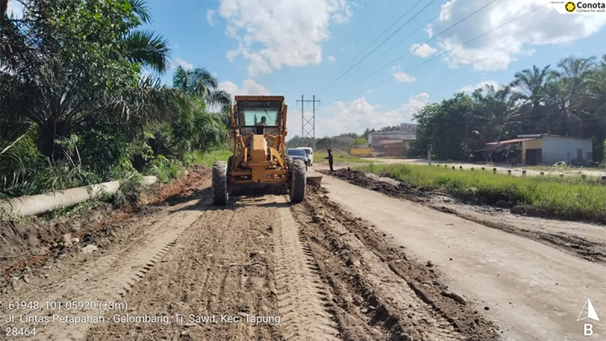 Perbaikan ruas jalan lintas Petapahan-Gelombang Kampar oleh dinas PUPR Riau. Ft PUPR Riau