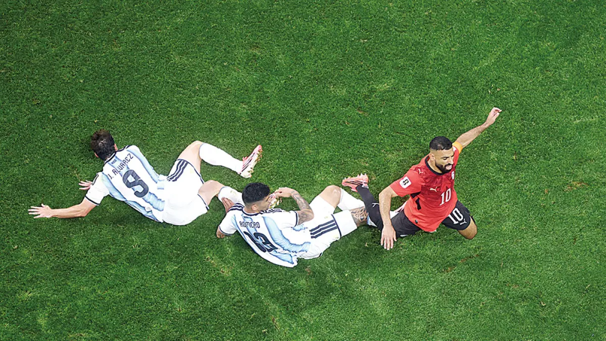 Pesepakbola Mesir Mohamed Salah  berebut bola dengan Julian Alvarez dan Cristian Romero dari Argen­tina dalam pertandingan Babak 16 Besar Piala Dunia FIFA 2026 antara Argentina melawan Mesir di Stadion Atlanta, Selasa  (7/7/2026). (afp)