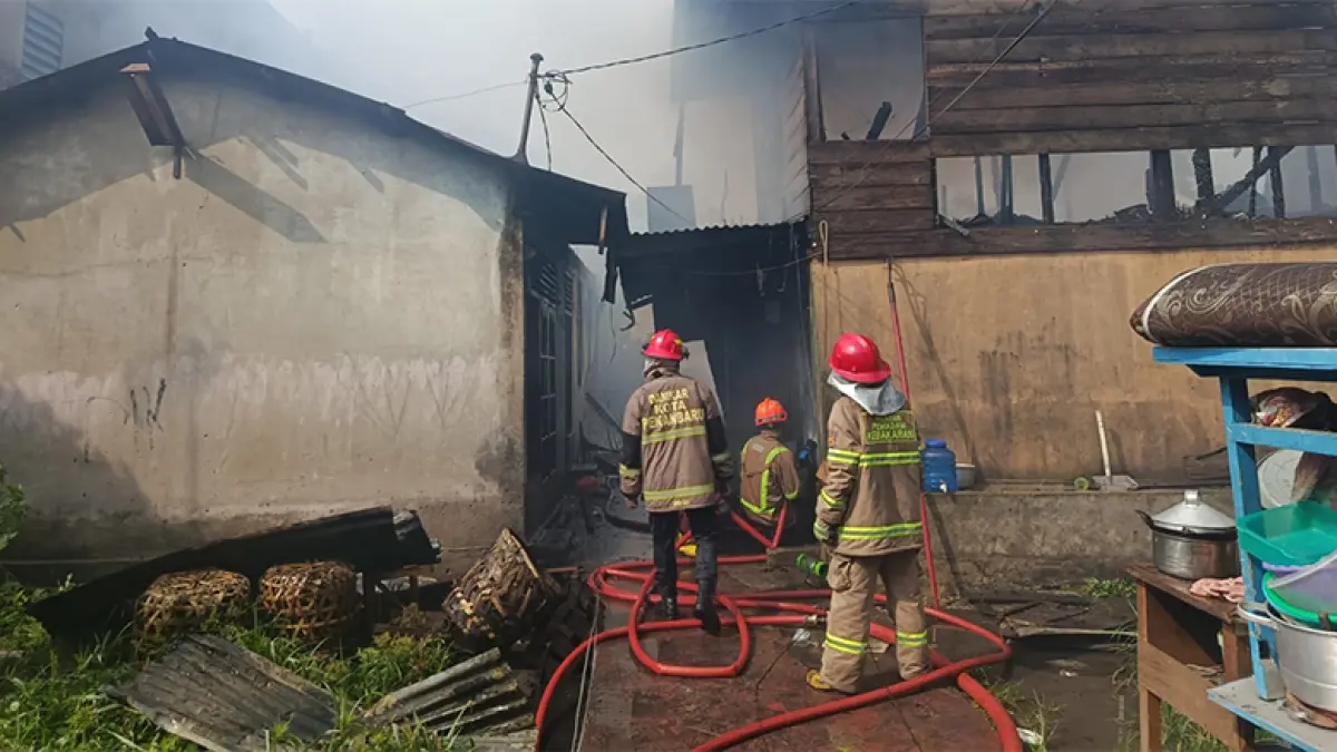 Petugas melakukan upaya pemadaman api di Jalan H Agus Salim Gang Beecek yang membakar rumah kontrakan, Kamis (9/7/2026). (Damkar kota Pekanbaru)
