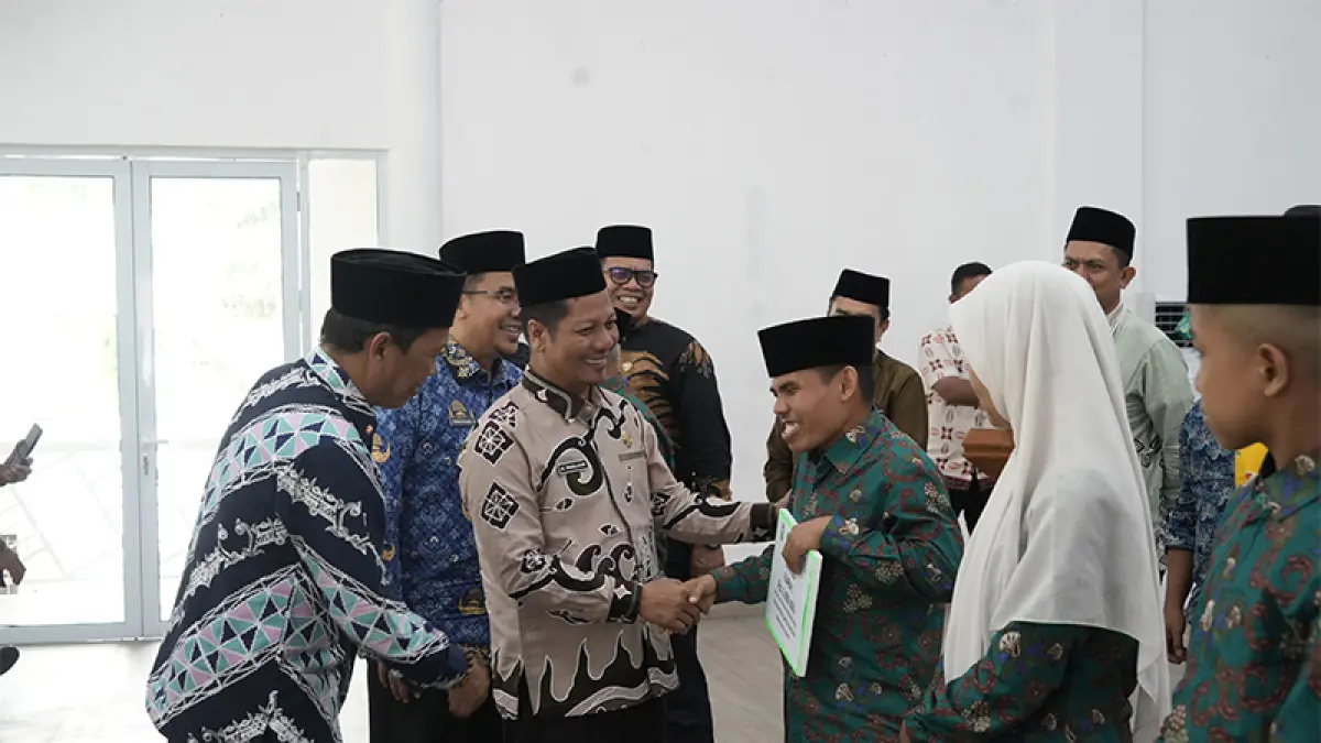 Plt Bupati Kuansing H Muklisin memberikan bonus pada kafilah Kuansing yang sukses dalam MTQ ke 44 Riau, Kamis (9/7/2026) sore di Pendopo rumah dinas jabatan Bupati. (Desriandi Candra)