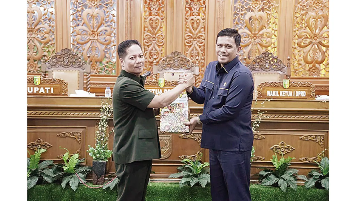Plt Bupati Kuansing H Muklisin menyerahkan laporan pertanggungjawaban (LPj) pelaksanaan APBD 2025 kepada Wakil Ketua DPRD Romi Alfisyah Putra di gedung DPRD Kuantan Singingi, Rabu (8/7/2026). (DESRIANDI CANDRA/RIAU POS)
