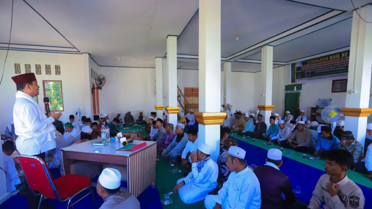 Wabup Rohul H Syafaruddin Poti SH MM memberikan arahan saat menghadiri Haul ke 66 Syekh Muhammad Noer Rokan di Madrasah Suluk Serambi Muara Musu, Kecamatan Rambah Hilir, Kamis (9/7/2026). (Prokopim Setda Rohul untuk Riaupos.co)