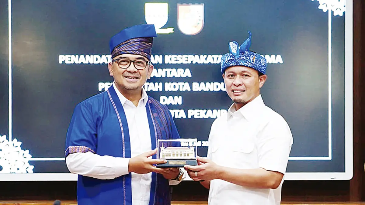 Wali Kota Pekanbaru Agung Nugroho (kanan) menerima cendera mata dari Wali Kota Bandung M Farhan usai penandatanganan kerja sama, Rabu (8/7/2026). (PEMKO PEKANBARU UNTUK RIAU POS)