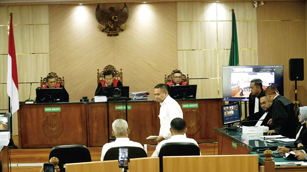 Terdakwa Gubernur Riau nonaktif Abdul Wahid, Kadis PUPR-PKPP Riau nonaktif Muhammad Arief Setiawan, dan mantan Tenaga Ahli Gubri Dani M Nursalam saat menghadiri sidang pembacaan tuntutan JPU KPK di Pengadilan Tipikor pada Pengadilan Negeri Pekanbaru, Kamis (9/7/2026). (MHD AKHWAN/RIAU POS)