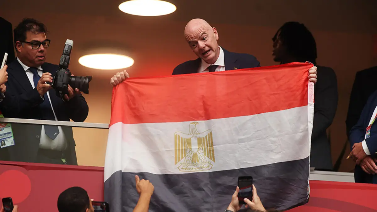 Presiden FIFA Gianni Infantino memegang bendera  Mesir sebelum pertandingan Babak 16 Besar Piala Dunia FIFA 2026 antara Swiss melawan Kolombia di BC Place Vancouver, Selasa (7/7/2026). Organisasi nonpemerintah FairSquare akan melaporkan Gianni Infantino ke Komite Etik IOC. (afp)