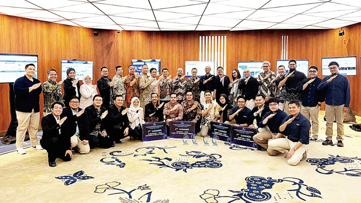 Manajemen PT Pertamina Hulu Rokan foto bersama dengan anggota tim yang mendapatkan juara dalam ajang Integrated Operation Centre (IOC) Forum & Hackathon Artificial Intelligence/Machine Learning (AI/ML) Hulu Migas 2026 yang diselenggarakan SKK Migas di Jakarta, baru-baru ini.(PHR UNTUK RIAU POS)
