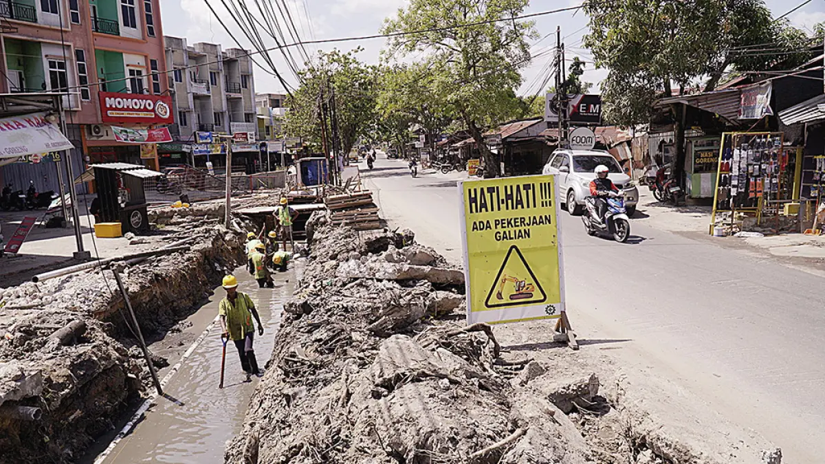 BANGUN DRAINASE: Para pekerja melakukan pengerjaan pembangunan saluran air atau drainase baru di Jalan Darma Bakti, Kecamatan Payung Sekaki, Rabu (8/7/2026). (MHD AKHWAN/RIAU POS)
