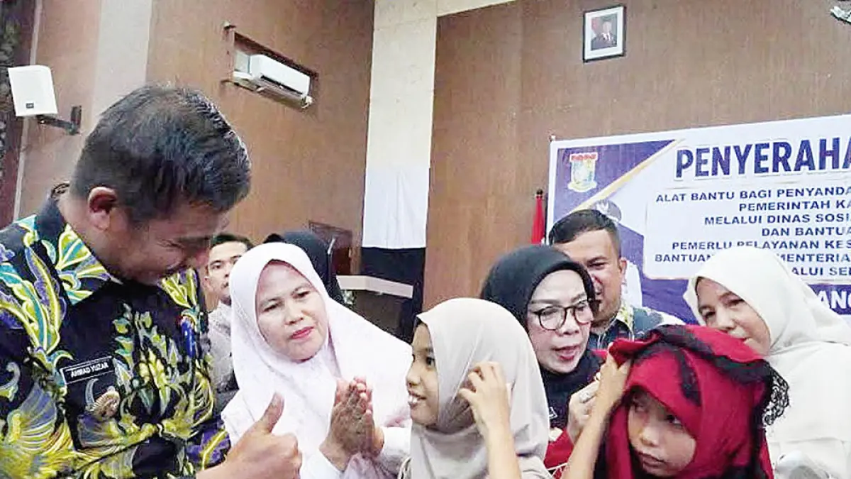 Bupati Kampar Ahmad Yuzar didampingi Wakil Bupati Misharti berdialog dengan anak-anak penerima bantuan di aula Kantor Bupati Kampar, Kamis (9/7/2026).(Diskominfo Kampar untuk Riau Pos)
