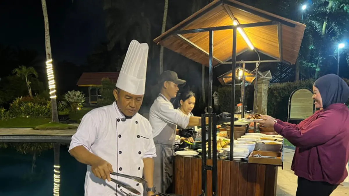 Chef menampilkan atraksi live cooking di hadapan tamu Barbeque Skewers di Aryaduta Pekanbaru. (Istimewa)