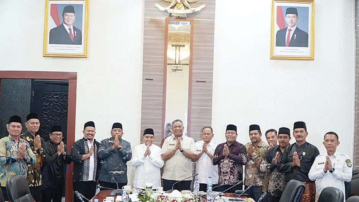 FOTO BERSAMA: Bupati Rohul Anton ST MM, Pengurus MKA dan LAMR Rokan Hulu foto bersama usai silaturahmi dan rapat penabalan gelar adat&nbsp;Datuk Setia Amanah di ruang rapat Rumah Dinas Bupati, Rabu (8/7/2026). (Prokopim Setda Rohul untuk Riau Pos)
