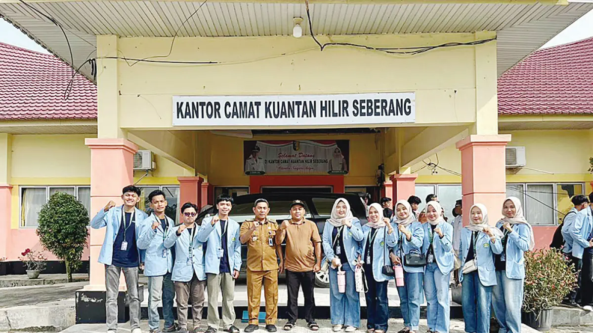 FOTO BERSAMA: Mahasiswa Kukerta Berdampak Universitas Riau foto bersama dengan Camat Kuantan Hilir Seberang H Tasrum usai audiensi, Senin (6/7/2026). (Unri untuk Riau Pos)
