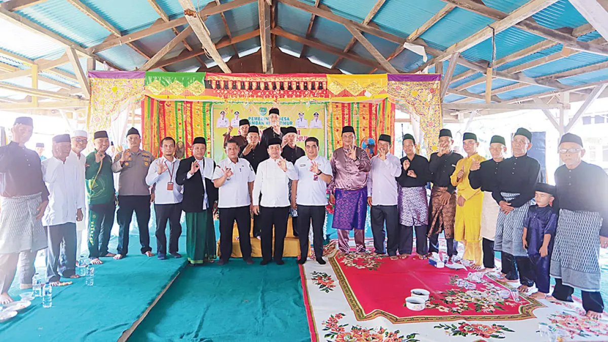 FOTO BERSAMA: Wabup Rohul H Syafaruddin Poti SH MM foto bersama usai hadiri HUT ke-49 Desa Rambah Hilir Timur, Kecamatan Rambah Hilir, Rabu (8/7/2026). (Prokopim Setda Rohul untuk Riau Pos)