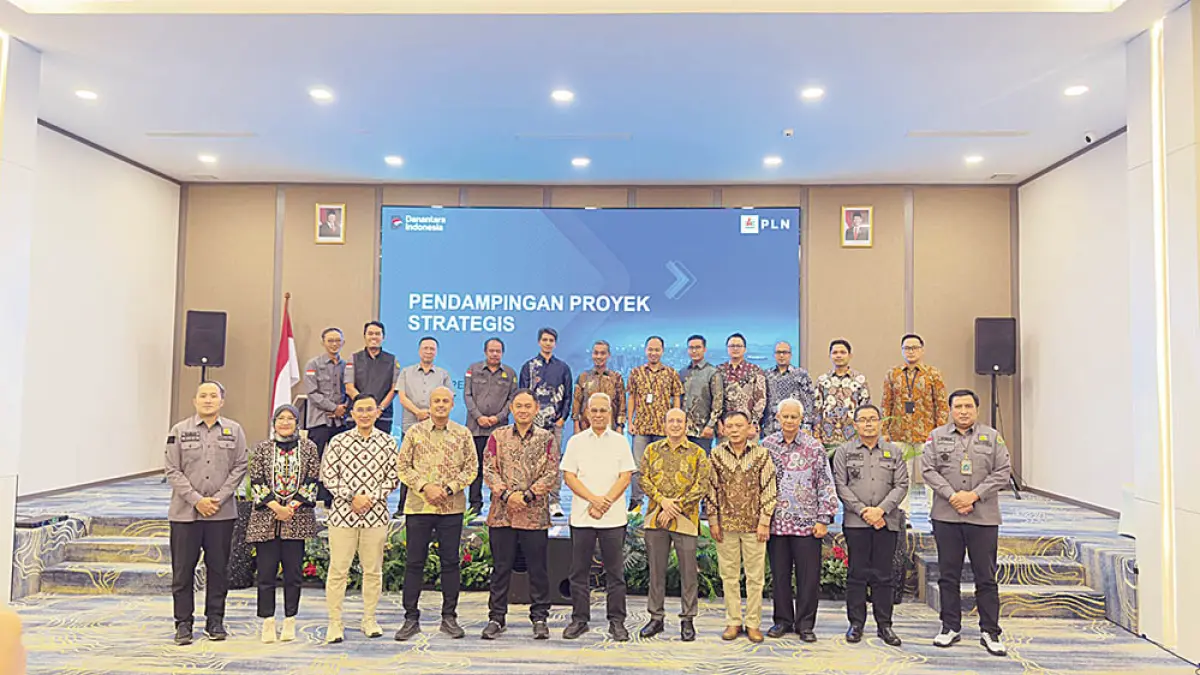 GM PT PLN (Persero) UIP Sumbagteng Achmadi Abbas foto bersama Jaksa Agung Muda Bidang Intelijen Kejaksaan Agung RI Abdullah Noer Deny dan jajaran usai penandatanganan pakta integritas.(PT PLN UNTUK RIAU POS)
