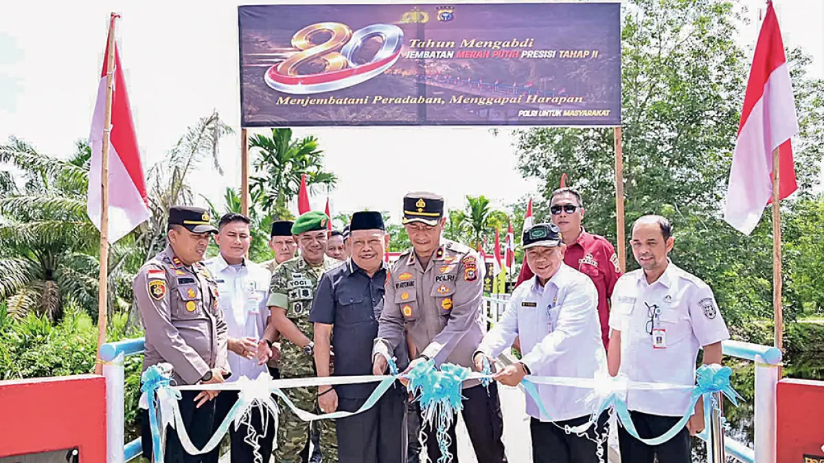 GUNTING PITA: Plt Asisten Perekonomian dan Pembangunan Setda Bengkalis H Hambali menggunting pita sebagai tanda diresmikannya Jembatan Merah Putih Presisi di Desa Ketam Putih, Kecamatan Bengkalis, Rabu (8/7/2026).(Pemkab bengkalis untuk riau pos)
