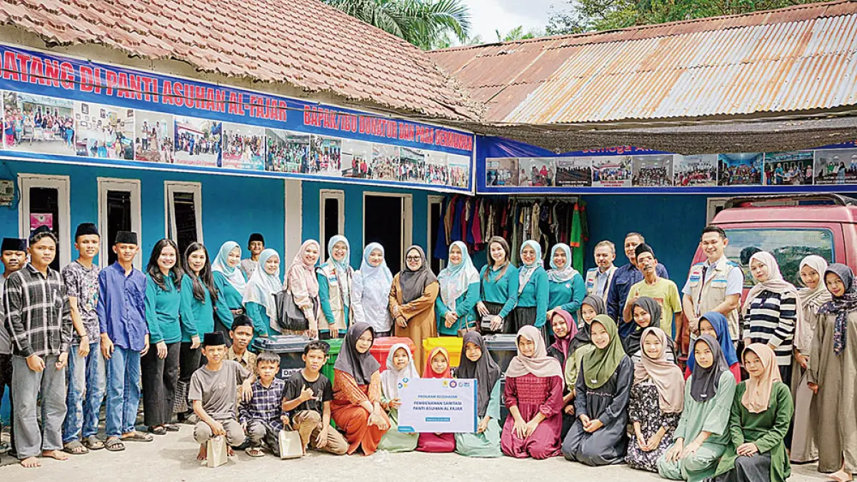  Jajaran YBM dan PPIK PLN UIP Sum­bagteng  foto bersama pengurus dan anak asuh Panti Asuhan Al Fajar Pekanbaru pada 23 Juni 2026 lalu.(pt pln (persero) untuk riau pos)