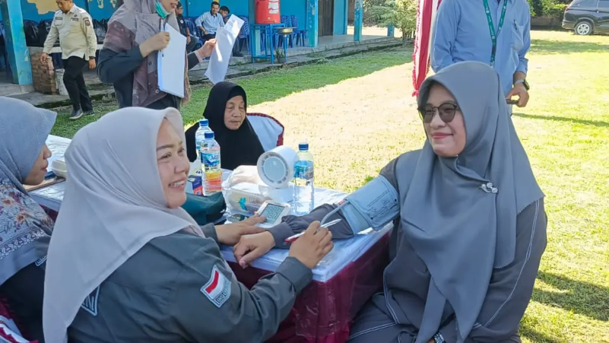 Apical melalui PT Sari Dumai Sejati (PT SDS) menggelar kegiatan pemeriksaan kesehatan dan pengobatan gratis bagi masyarakat di halaman Gedung MTs Nurul Islam, Kelurahan Lubuk Gaung, Kecamatan Sungai Sembilan, Dumai, Riau, beberapa waktu lalu. (APICAL UNTUK RIAUPOS.CO)