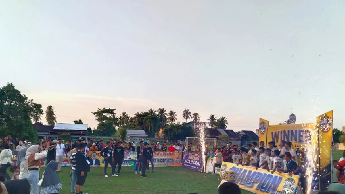 Momen pemain Sebaya FC merayakan kemenangan bersama supporter di Lapangan KONI Rohil di Bagansiapiapi, Jumat (10/7/2026) sore. (Zulfadhli/Riaupos.co)