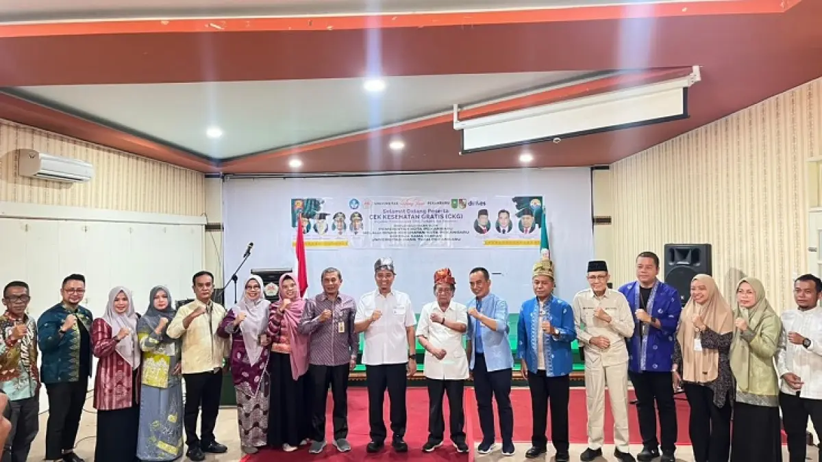 Para pimpinan Universitas Hang Tuah Pekanbaru foto bersama pimpinan Pemerintah Kota Pekanbaru usai pembukaan Cek Kesehatan Gratis di Aula &nbsp;Prof &nbsp;Dr Buchori Lapau MPH, Kamis (9/7/2026). (UHTP untuk Riau Pos)