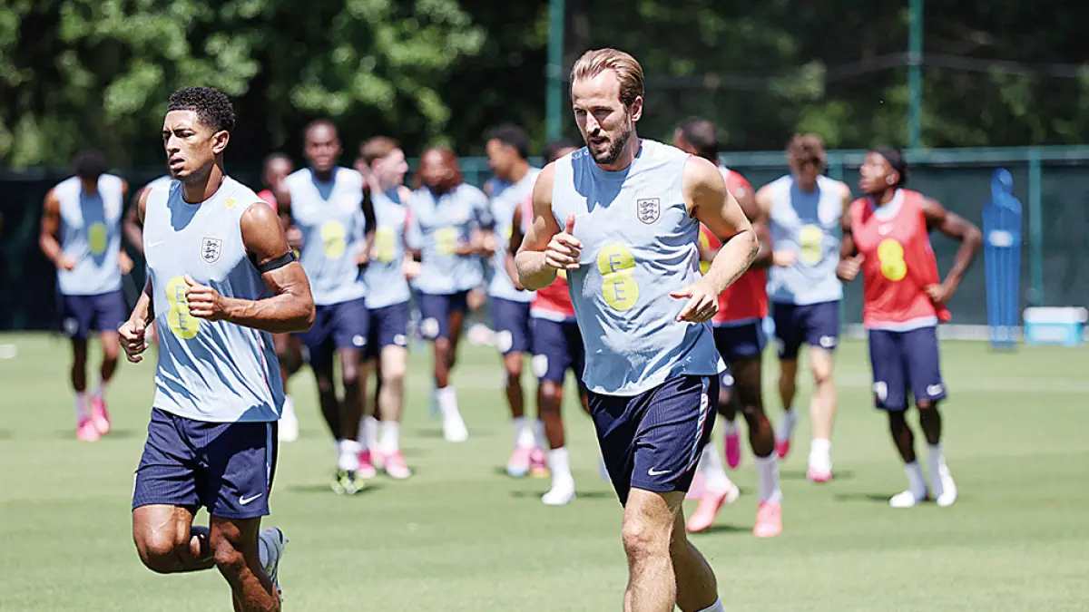 Pemain Inggris Jude Bellingham dan Harry Kane melakukan pemanasan dalam sesi latihan timnas Inggris di Kansas City, Missouri, Rabu (8/7/2026). (afp)