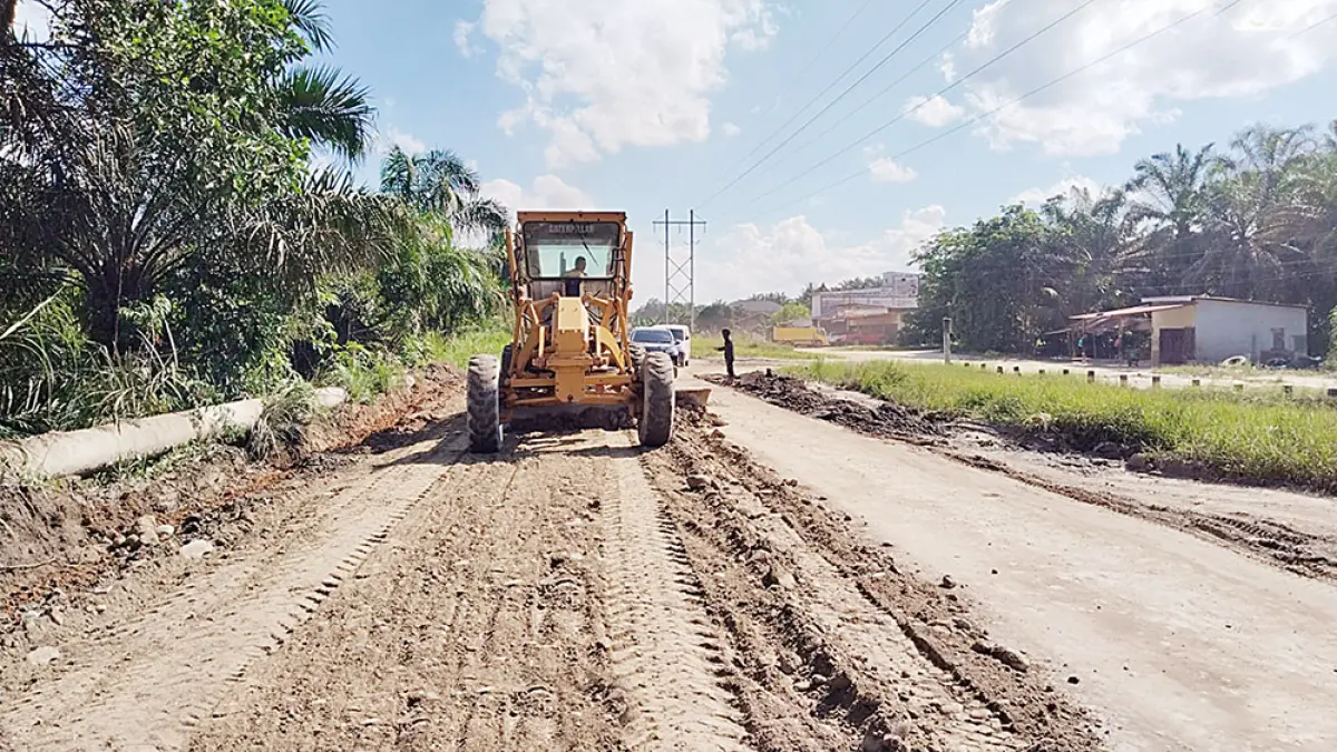 PERBAIKAN JALAN: Dinas PUPR Riau melakukan perbaikan Jalan Petapahan-Gelombang di Kabupaten Kampar, baru-baru ini. (PUPR Riau&nbsp;untuk Riau Pos)
