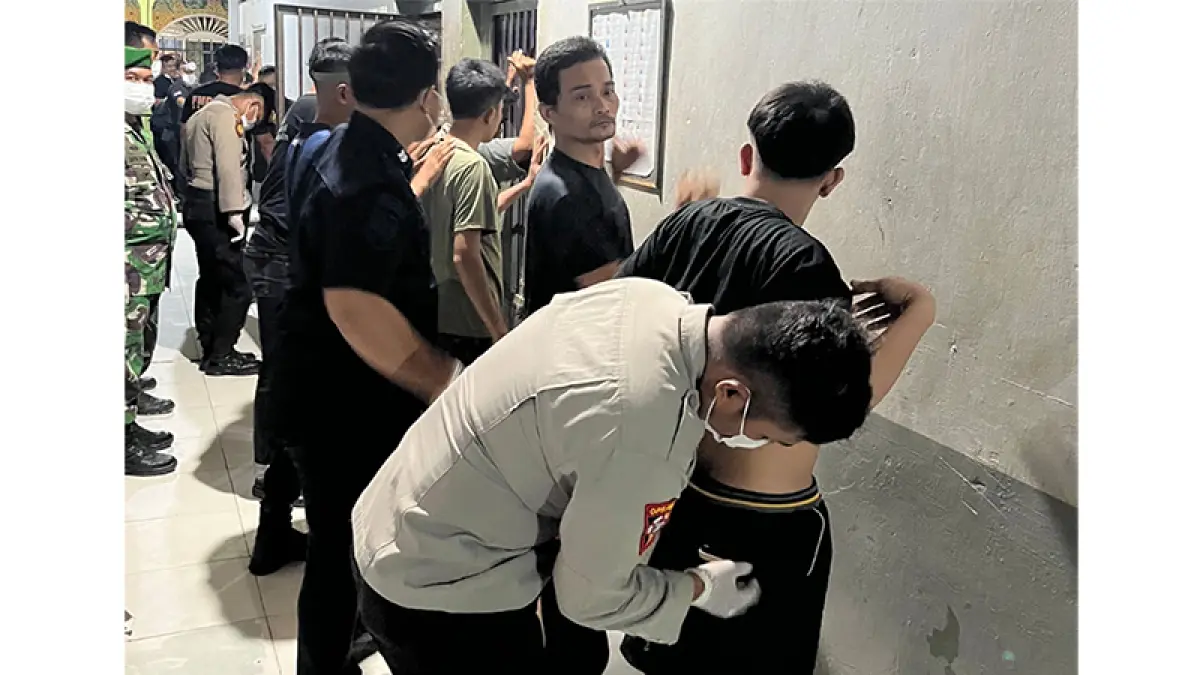 Petugas gabungan menggeledah badan warga binaan Lapas Bengkalis, baru-baru ini. (Istimewa)