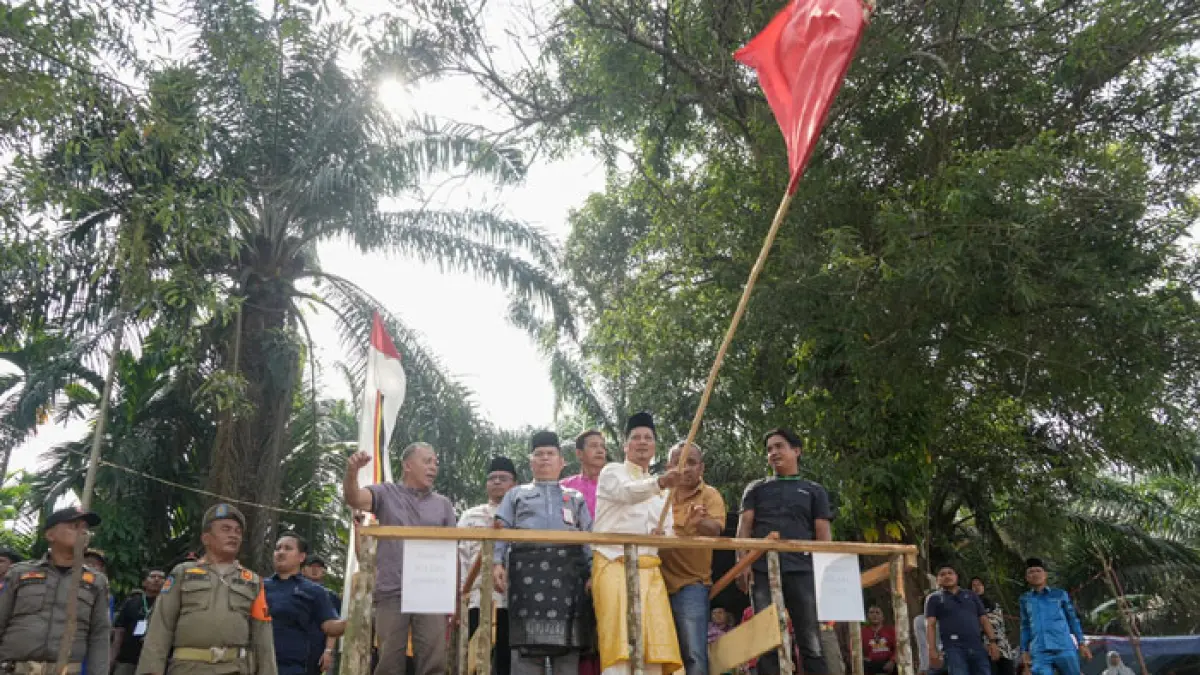 Plt Bupati Kuansing H Muklisin didampingi Plh Sekda Drs Muradi MSi, Jumat (10/6/2026) melepas hilir pertama Pacu Jalur Rayon III di Kecamatan Benai. (Istimewa)