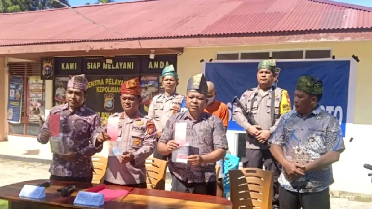 Polsek Rokan IV Koto menunjukkan barang bukti dan tersangka J (23) saat konfrensi pers di Mapolsek Rokan IV Koto, Jumat (10/7/2026). (Humas Polres Rohul untuk Riaupos.co)