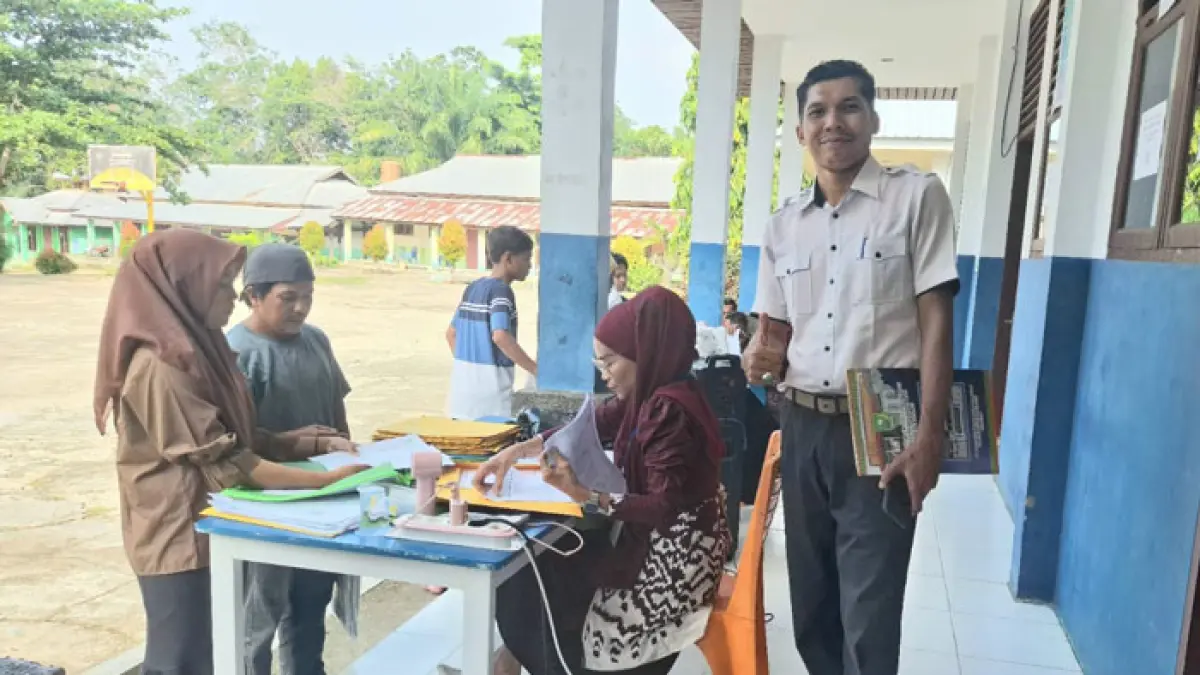 Proses daftar ulang di salah SMP negeri dalam wilayah Kecamatan Rengat Barat, baru-baru ini. (Disdikbud Inhu untuk Riaupos.co)