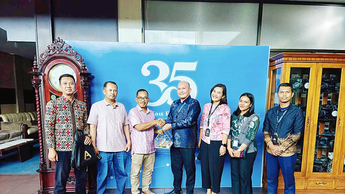 GM Aryaduta Hotel Pekanbaru Revelino (empat kanan) didampingi Asst Marcom Manager Renta Pakpahan (tiga kanan), tim Sales Marketing Intan Permata Sari (dua kanan), tim Human Resources Yudi  Setiawan (kanan) berfoto bersama Direktur Riau Pos Asmawi Ibrahim (tiga kiri) yang didampingi Penanggung Ja­wab Iklan Tengku Rasmin (dua kiri), tim iklan  Riau Pos Tri Aldino Nugraha (kiri) saat kunjungan ke Kantor Riau Pos, Kamis (9/7/2026). (EVAN GUNANZAR/RIAU POS)