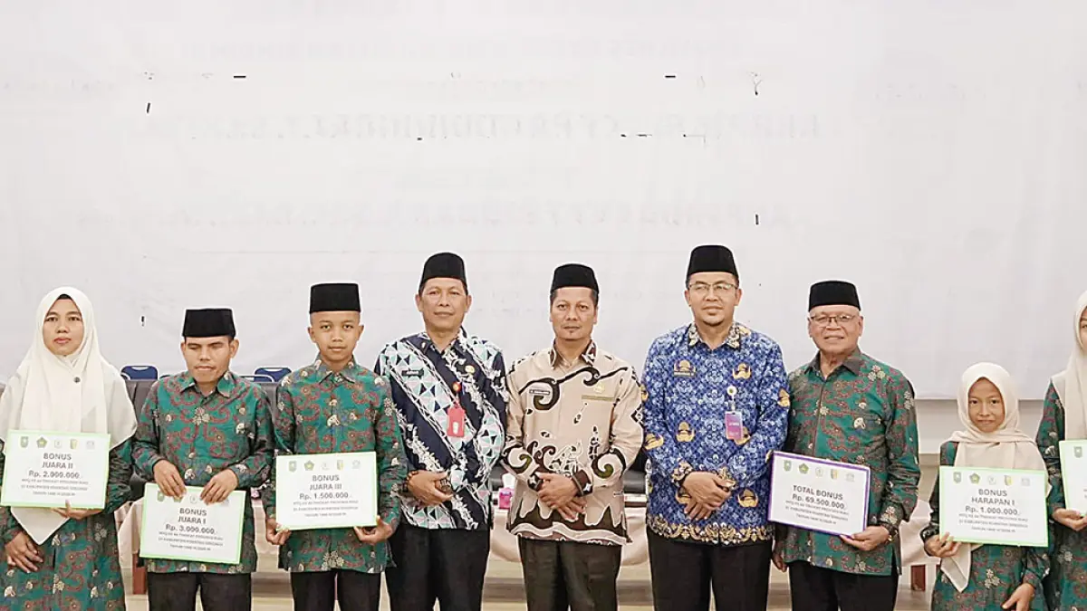 FOTO BERSAMA: Plt Bupati Kuansing H Muklisin (empat kanan), Asisten III Setdakab Kuansing Drs Azhar MM (empat kiri), KTU Kemenag Kuansing Dr H Bakhtiar Saleh (tiga kanan), Ketua LPTQ Kuansing HM Yaramis MM (dua kanan) foto bersama kafilah Kuansing usai menyerahkan bonus di Pendopo Rumah Dinas Bupati, Kamis (9/7/2026) sore. (DESRIANDI CANDRA/RIAU POS)

