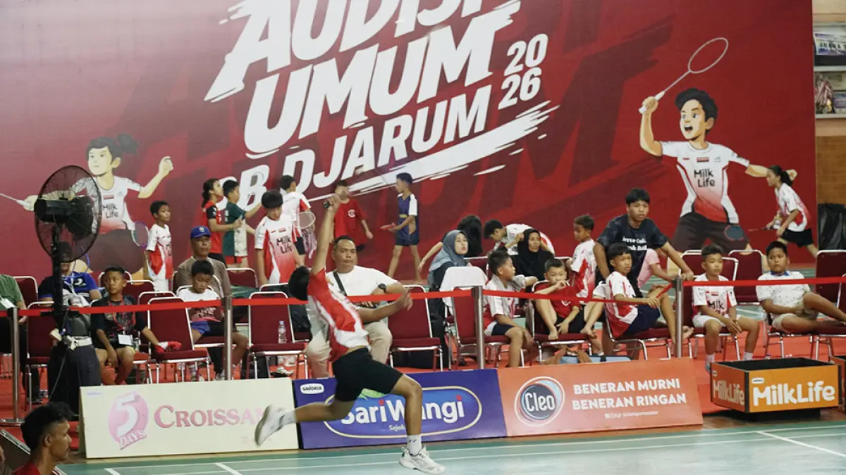 Seorang peserta beraksi saat ikut Audisi Umum PB Djarum 2026 Pekanbaru di GOR Angkasa, Jalan Angkasa, Kecamatan Payung Sekaki, Kamis (9/7/2026). (MHD AKHWAN/RIAU POS)