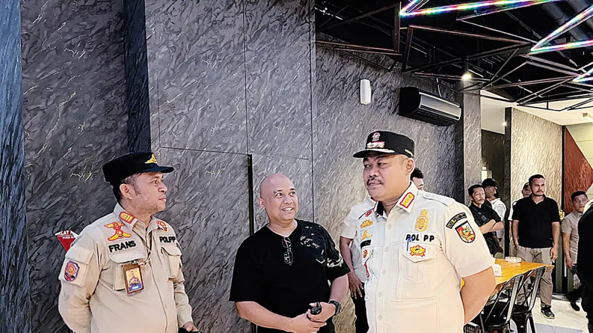 SIDAK: Personel Satpol PP dan tim gabungan menggelar inspeksi mendadak ke tempat hiburan malam (THM) di Kota Pekanbaru, Kamis (9/7/2026) dini hari. (Satpol PP Pekanbaru untuk riau pos)
