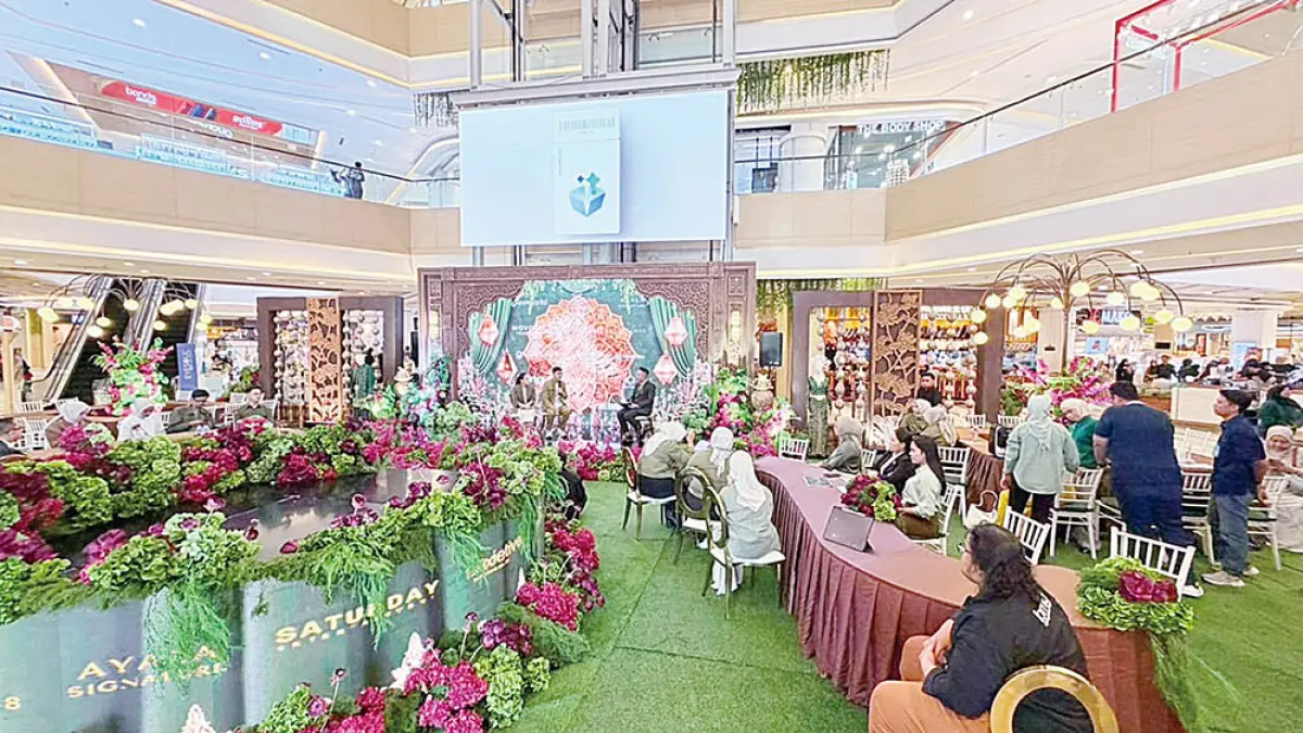 Suasana The Royal Tapestry 2026 yang kental dengan nuansa nusantara di Main Atrium Living World Pekanbaru, Kamis (9/7/2026). Iven ini berlangsung pada 9-12 Juli 2026. (Prapti Dwi Lestari/riau pos)