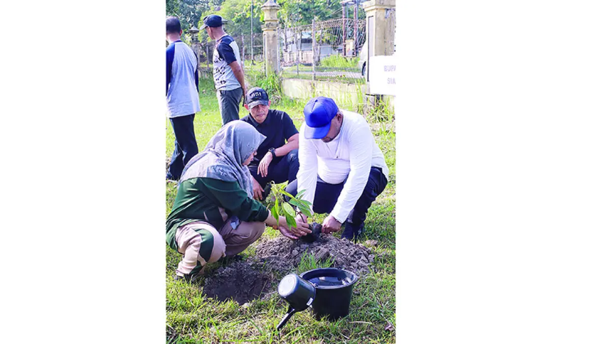 TANAM POHON: Bupati Siak Afni Z bersama Wabup Siak Syamsurizal menanam pohon di halaman LAM Siak, Kamis (9/7/2026). (MONANG LUBIS/RIAU POS)

