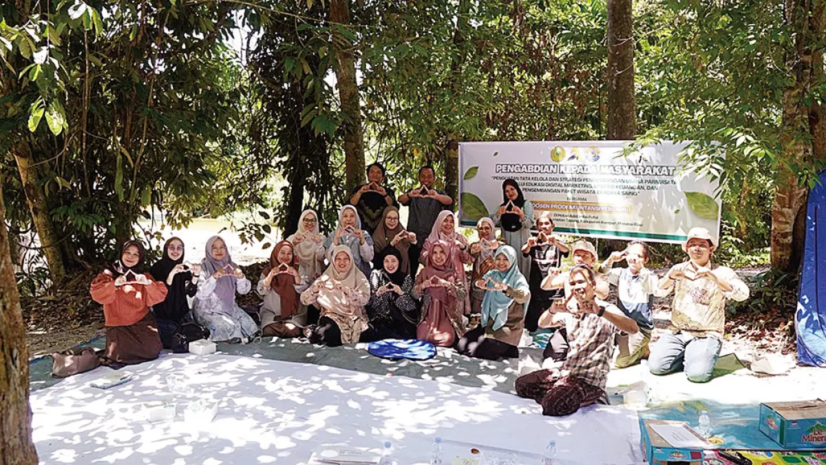 Tim dosen FEB Umri foto bersama dengan mitra pengabdian usai kegiatan di Desa Petapahan, Kecamatan Tapung, Kabupaten Kampar, belum lama ini. (FEB umri untuk riau pos)