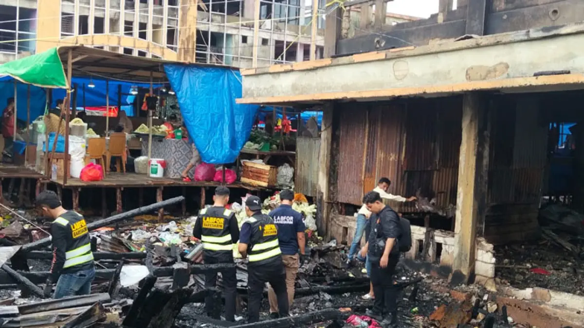 Tim Labfor Polda Riau didampingi personel KSKP Tembilahan melakukan olah TKP di lokasi Pasar Slodang Jalan Yos Sudarso Tembilahan, Kamis (9/7/2026). (Istimewa)