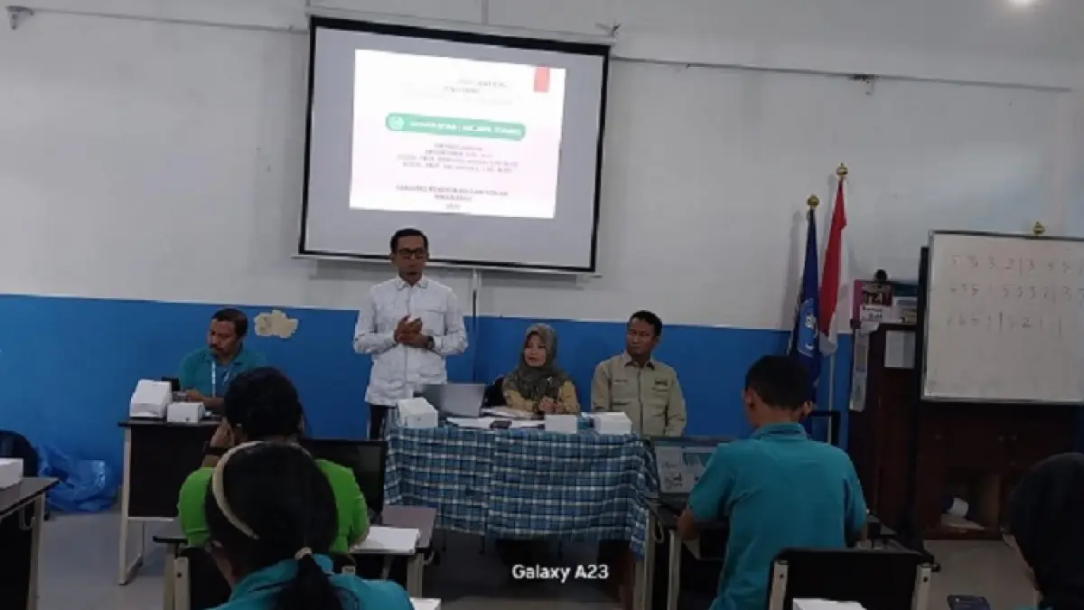 Tim PKM dosen Unilak menyampaikan materi transformasi pembelajaran lewat Deep Learning terintegrasi Etnosains di SMA Advent Pekanbaru, belum lama ini. (Unilak untuk Riau Pos)