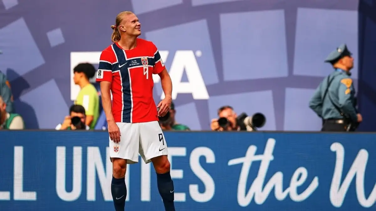 Erling Haaland mendukung penyerang Prancis Kylian Mbappé setelah penaltinya gagal saat lawam Maroko di perempatfinal. (Rob Newell-CameraSport via Getty Images)