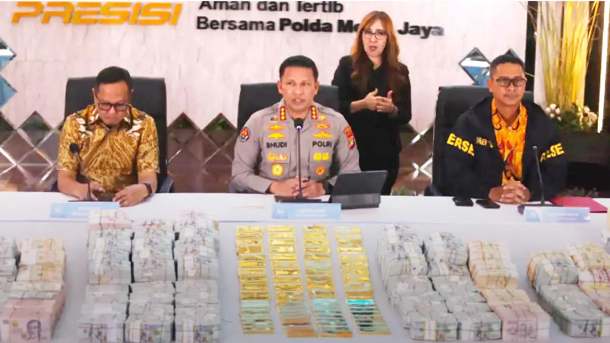 Kabid Humas Polda Metro Jaya Kombes Budi Hermanto menyampaikan keterangan kepada awak media terkait dengan pengungkapan kasus dugaan korupsi dan TPPU di Jakarta, Jumat (10/7/2026). Salman Toyib/JPG