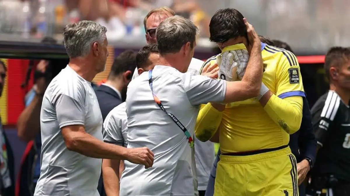 Kiper Belgia Thibaut Courtois tampak emosional setelah harus diganti dalam pertandingan perempat final Piala Dunia 2026 melawan Spanyol. (Luke Hales/Getty Images)

&nbsp;