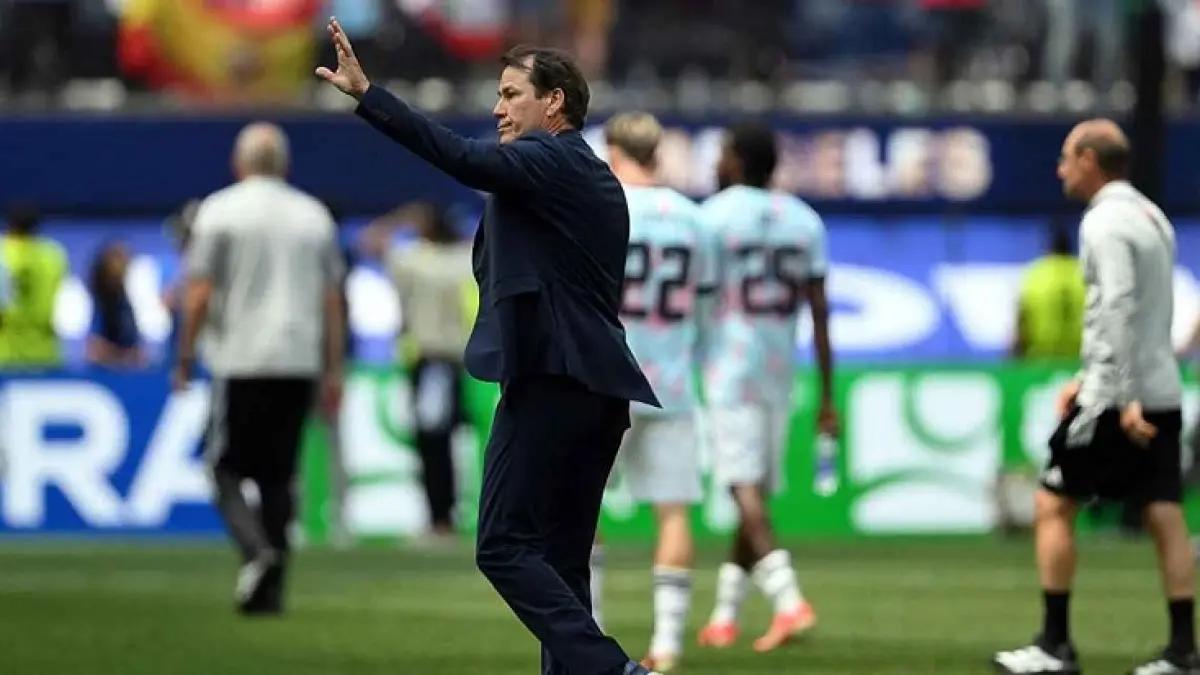 Pelatih Belgia Rudi Garcia melambaikan tangan kepada para penggemar setelah timnya tersingkir dari Piala Dunia dengan kekalahan dari Spanyol. (Getty Images)