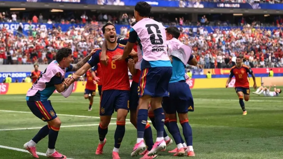 Pemain pengganti Mikel Merino merayakan gol kedua Spanyol saat mengalahkan Belgia 2-1 pada Babak Perempatfinal Piala Dunia 2026. (David Ramos/Getty Images)