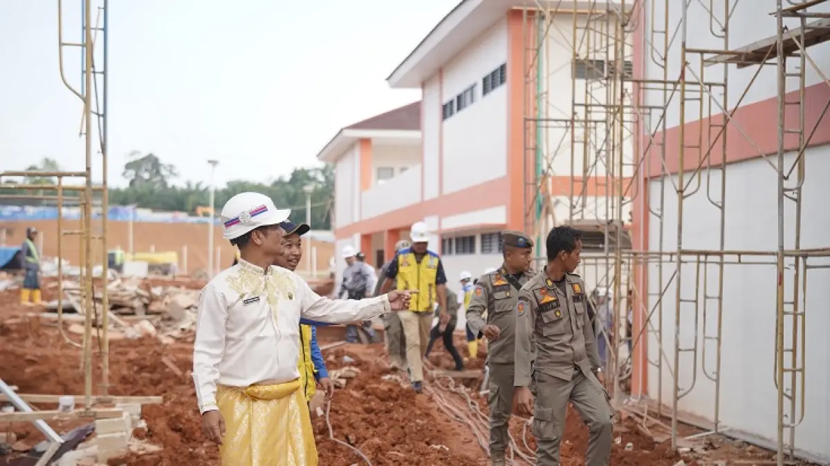 Plt Bupati Kuansing H Muklisin meninjau progres Sekolah Rakyat Kuansing, Jumat (10/7/2026) sore. (Desriandi Candra/Riaupos.co)