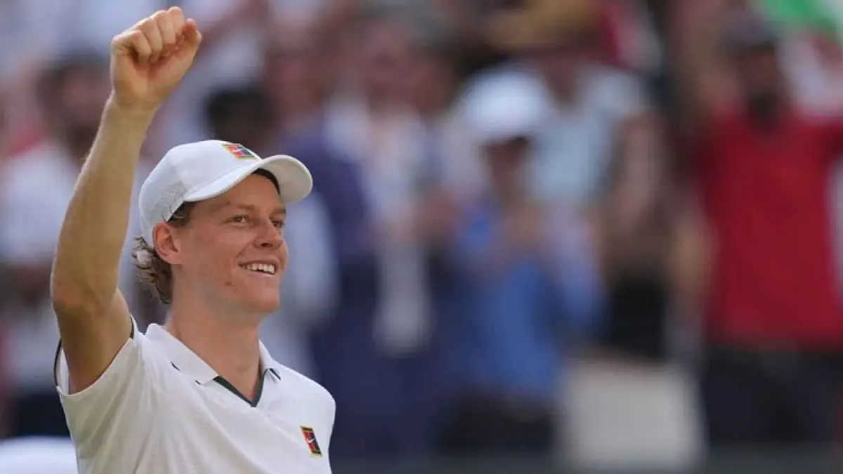 Jannik Sinner akan memainkan final Grand Slam pertamanya di tahun 2026 pada hari Ahad melawan Alexander Zverev setelah bermain di keempat final tahun lalu. Pemain peringkat teratas dari Italia ini akan berupaya meraih gelar Grand Slam kelimanya dalam tujuh penampilan. (Kin Cheung/AP)