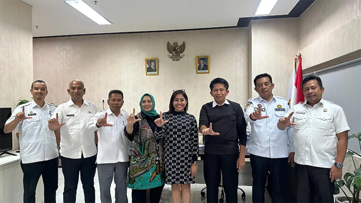Sekdakab Zulfahmi Adrian didampingi Kepala DLH KP, Elpahri Adha dan sejumlah pejabat foto bersama Kepala Sudin LH Jakarta Utara, Edy Mulyanto didampingi Staf Ahli Menteri LH Bidang Bio Gas, Sri Wahyuni, di Jakarta, Rabu (8/7/2026). Foto Diskominfotik Inhu