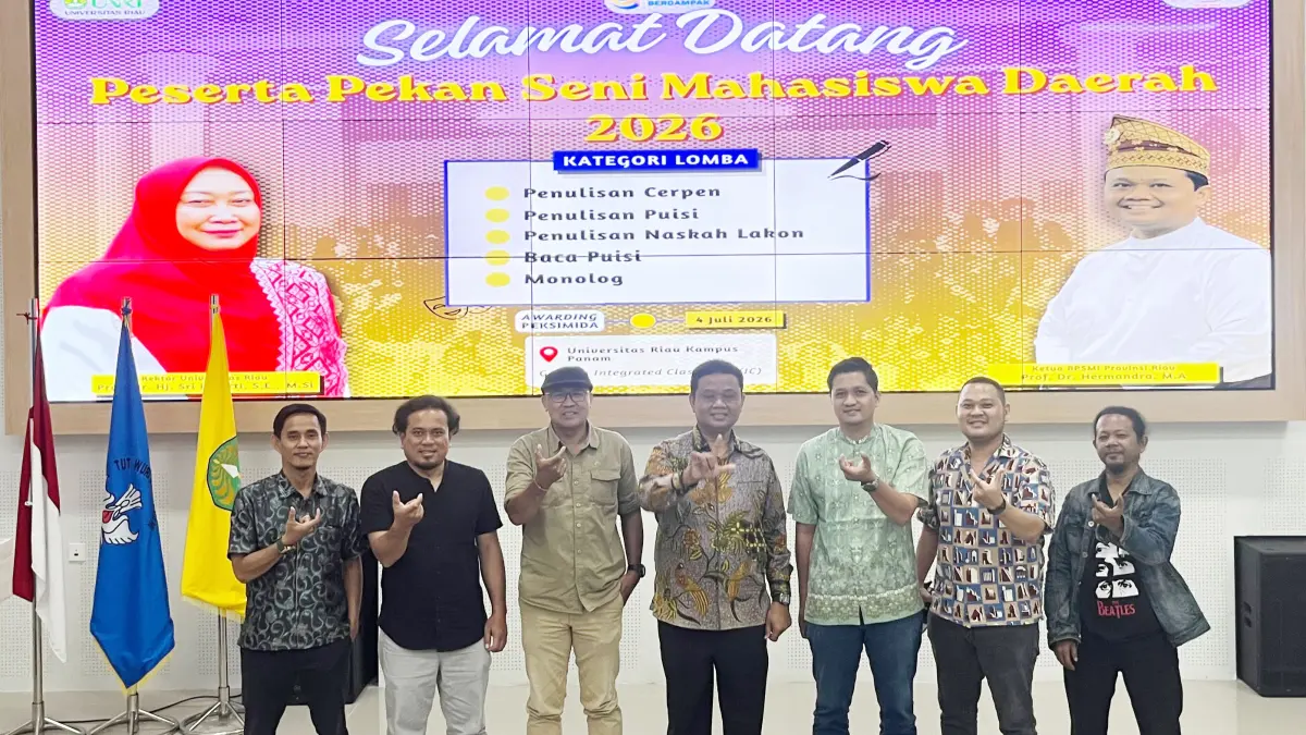 Ketua Umum Badan Pembina Seni Mahasiswa Indonesia (BPSMI) Riau, Prof Dr Hermandra MPd (tengah) foto bersama dewan juri dan panitia dalam pembukaan Pekan Seni Mahasiswa Daerah (Peksimida) Riau di Kampus Bina Widya Universitas Riau, Pekanbaru, Jumat (3/7/2026). panitia peksimida UNTUK riau pos