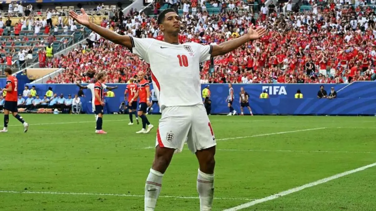 Jude Bellingham merayakan gol keduanya saat Inggris mengalahkan Norwegia 2-1 di perpanjangan waktu untuk membawa Yhree Lions lolos ke semifinal. (ROBERTO SCHMIDT/AFP via Getty Images)