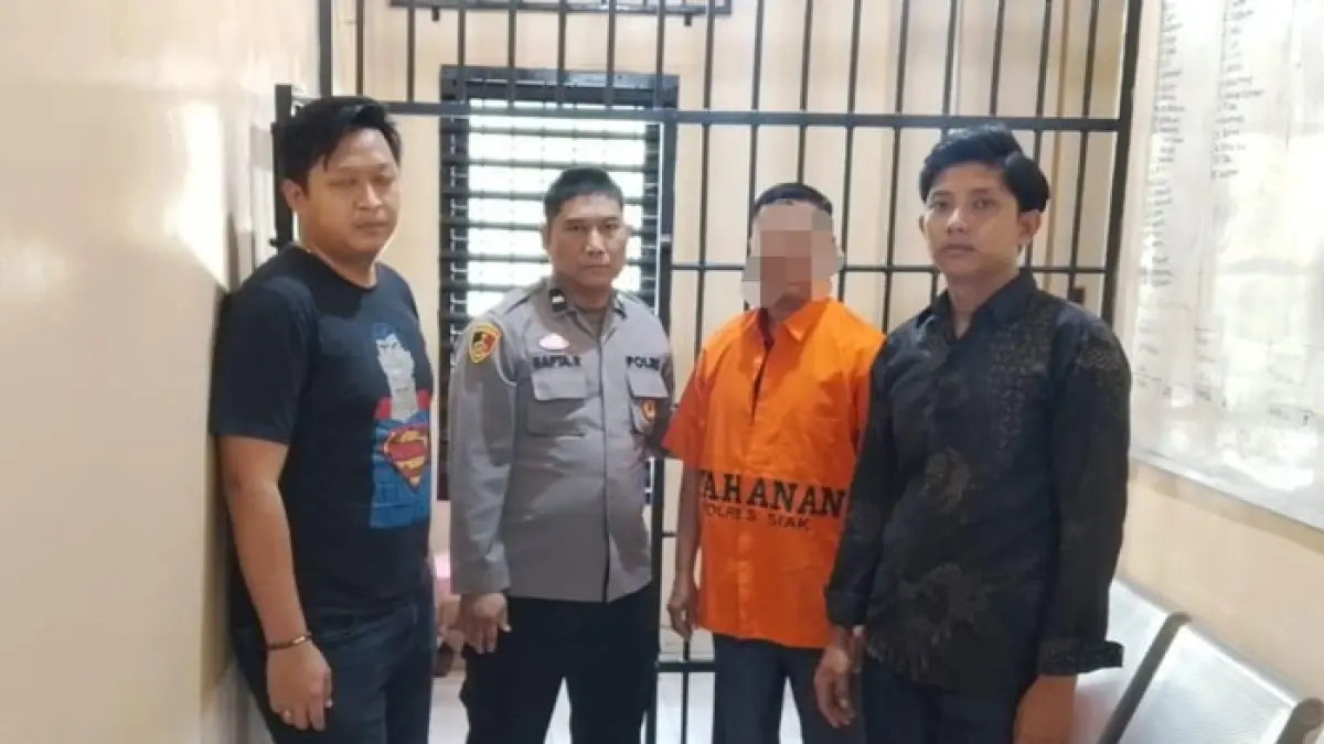 Kadishub Siak Junaidi di depan sel tahanan Polres Siak, Ahad (12/7/2026). (Istimewa)