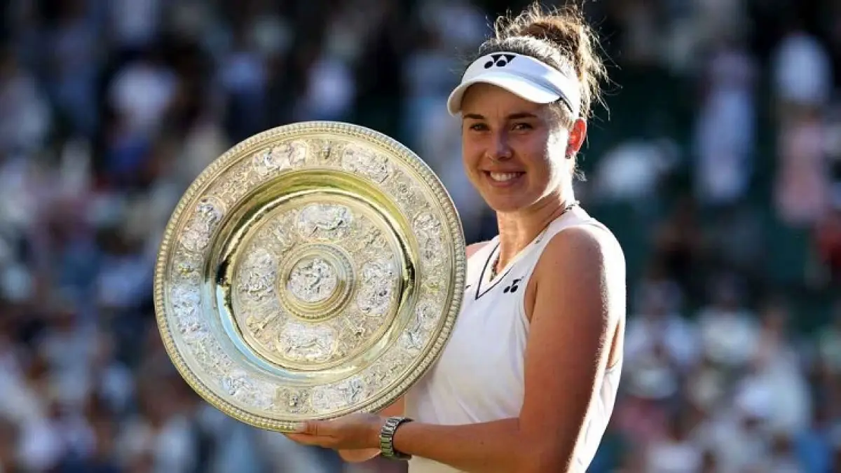 Linda Noskova pulih bangkit dari kekalahan di set kedua untuk mengalahkan Karolina Muchova 6-2, 5-7, 6-3 dalam final Wimbledon sesama petenis Ceko untuk meraih trofi Grand Slam pertamanya. (Cameron Spencer/Getty Images)